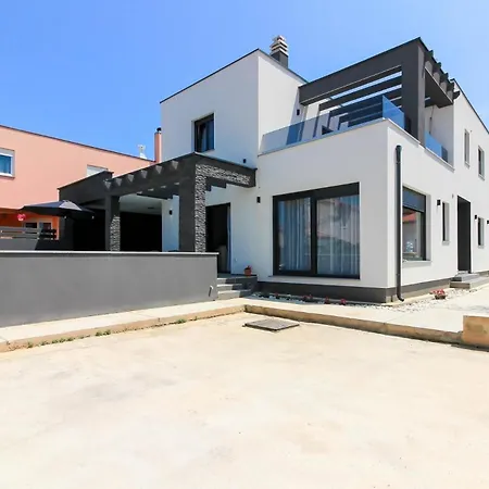 Mit Privatpool Fuer 8 Personen Ca 170 Qm In Pula, Istrien Istrische Riviera *